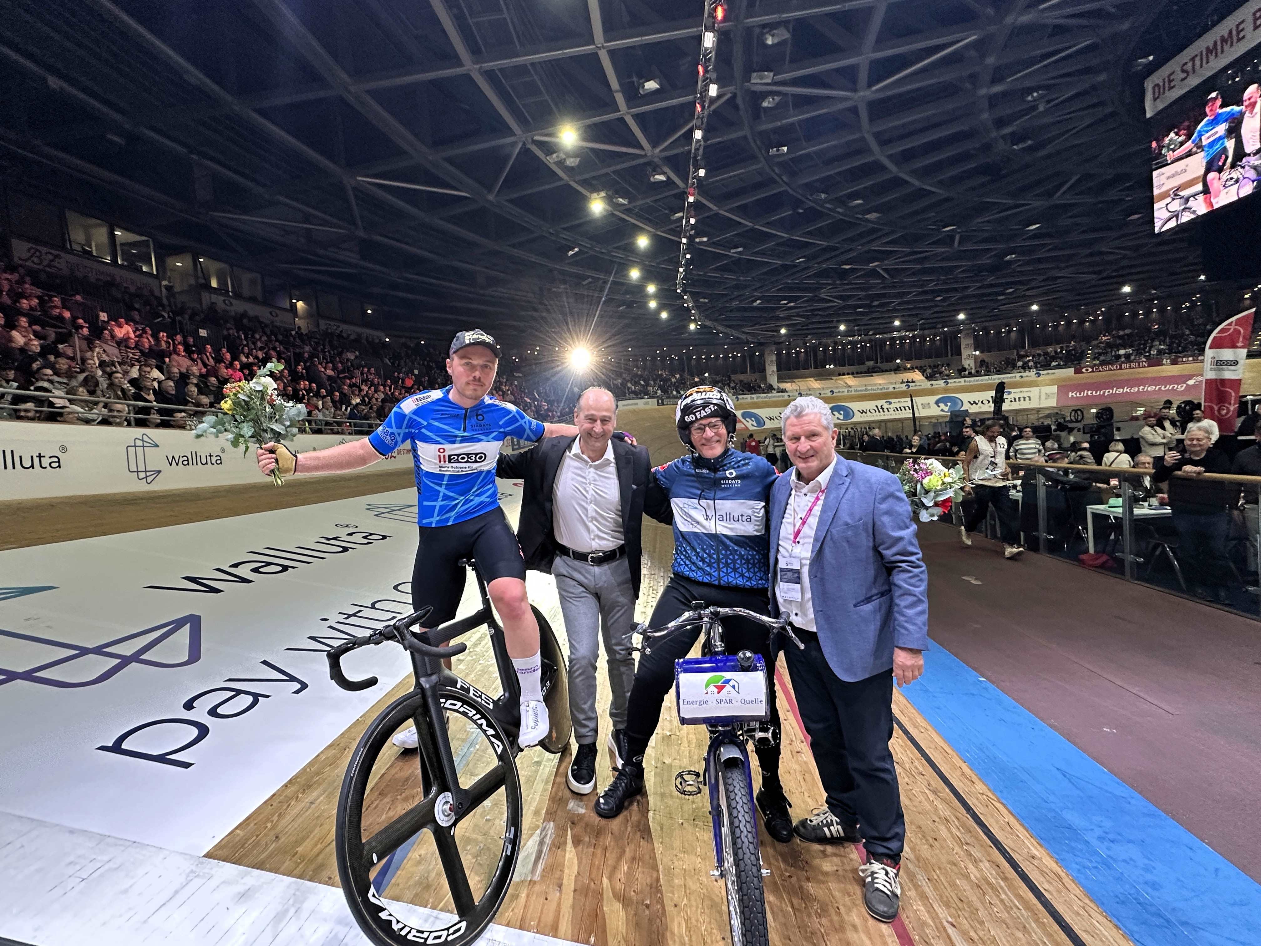 Moritz Malcharek, Sieger des Derny-Rennens, mit Mehmet Celikoglu, Spielbank Berlin, Dieter Stein (Sportlicher Leiter Six Day) und dem Schrittmacher auf dem Motorrad | BERLINboxx